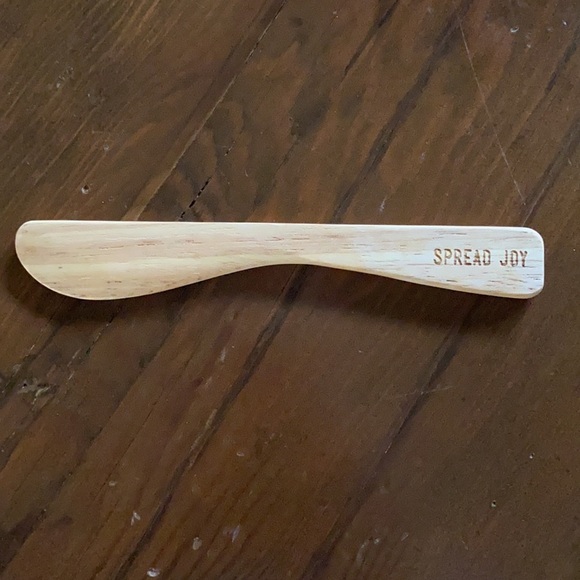 Two’s Company ‘Spread Joy’ Holiday Ceramic Condiment Dish And Wooden Spreader - Picture 3 of 9